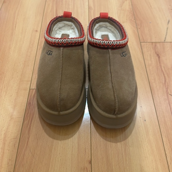 UGG Tazz Platform Slippers, Red Detailing - Picture 2 of 7